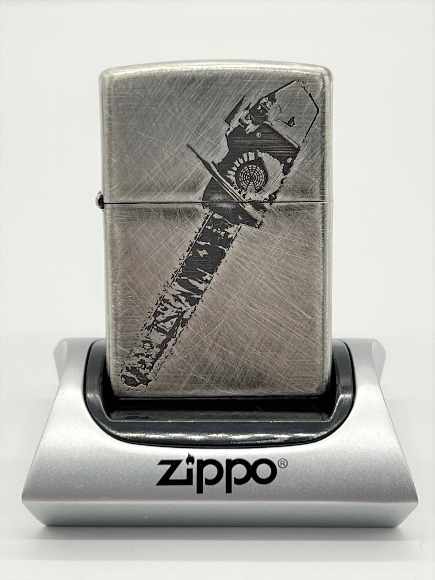 バイオハザード RE:4 Zippo (チェーンソー男)/colleize(コレイズ)は、人気アニメのキャラクター商品、公式グッズ専門の通販サイトです