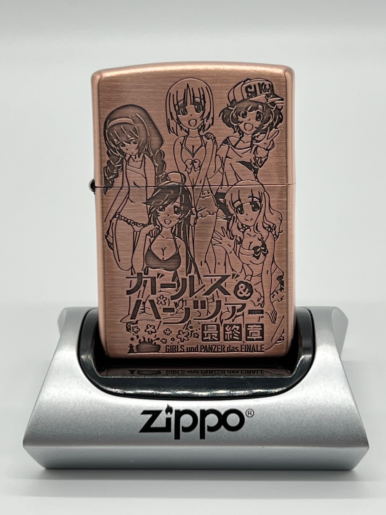 ガールズ＆パンツァー ガルパン 最終章_Zippo(あんこうチーム水着ver.)/colleize(コレイズ)は、人気アニメのキャラクター商品、公式グッズ専門の通販サイトです